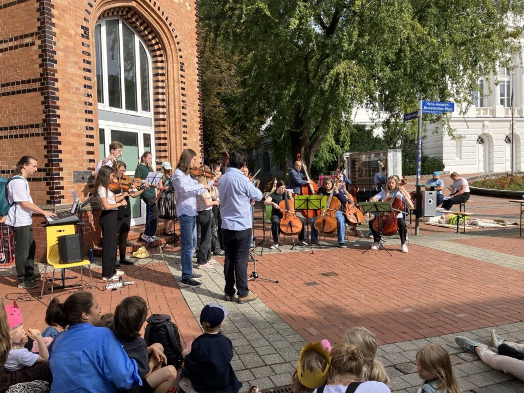 Gespannt dem Jugendorchester lauschen